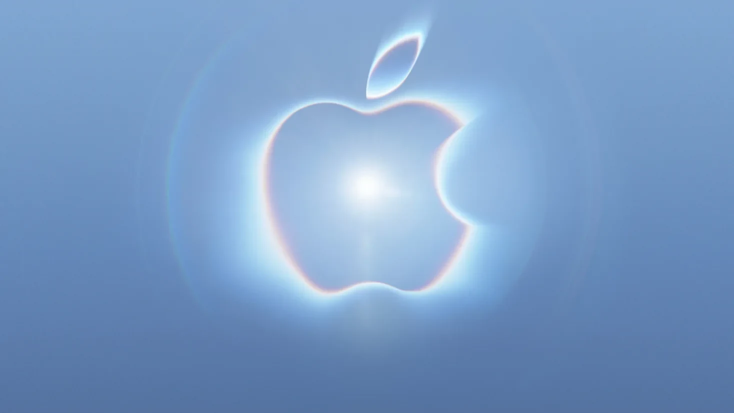 Convite oficial da Apple para o evento de setembro, com a maçã iluminada sobre fundo azul