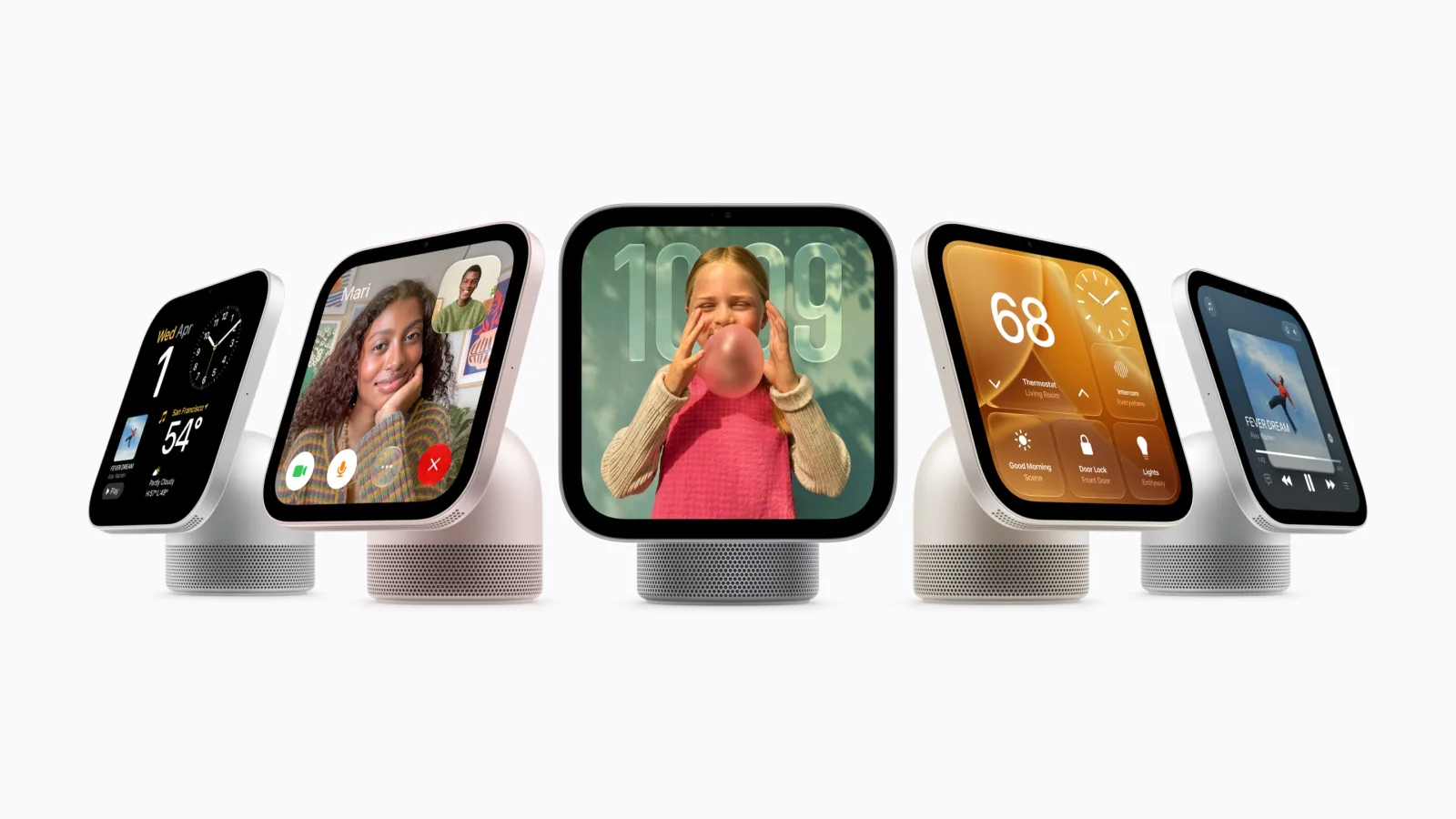 Cinco unidades do Apple HomeView em cores diferentes, com telas de relógio, FaceTime, fotos e clima