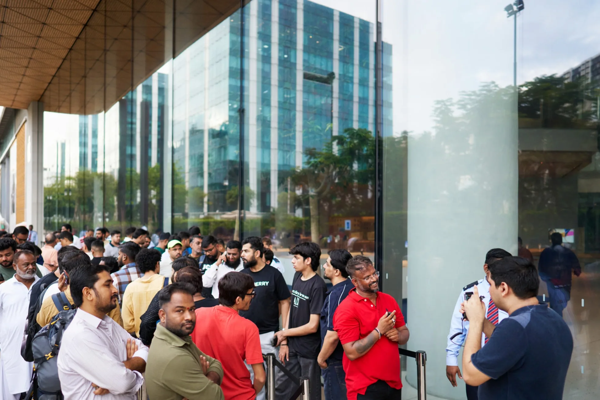 Fila de clientes na porta da loja da Apple em Mumbai no dia do lançamento do iPhone 18 Pro