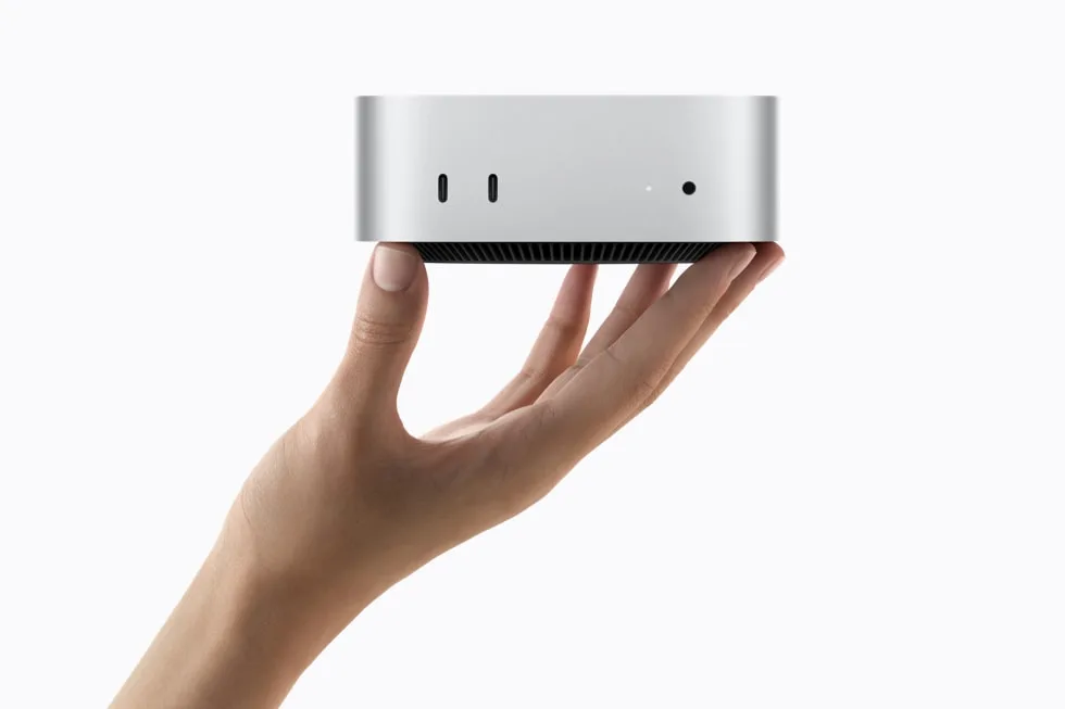 Mac mini, computador de mesa compacto da Apple, segurado na palma da mão