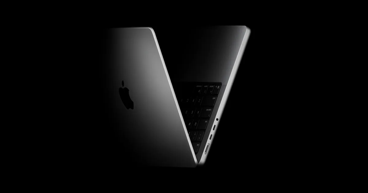 MacBook Pro aberto em fundo escuro, imagem oficial da Apple