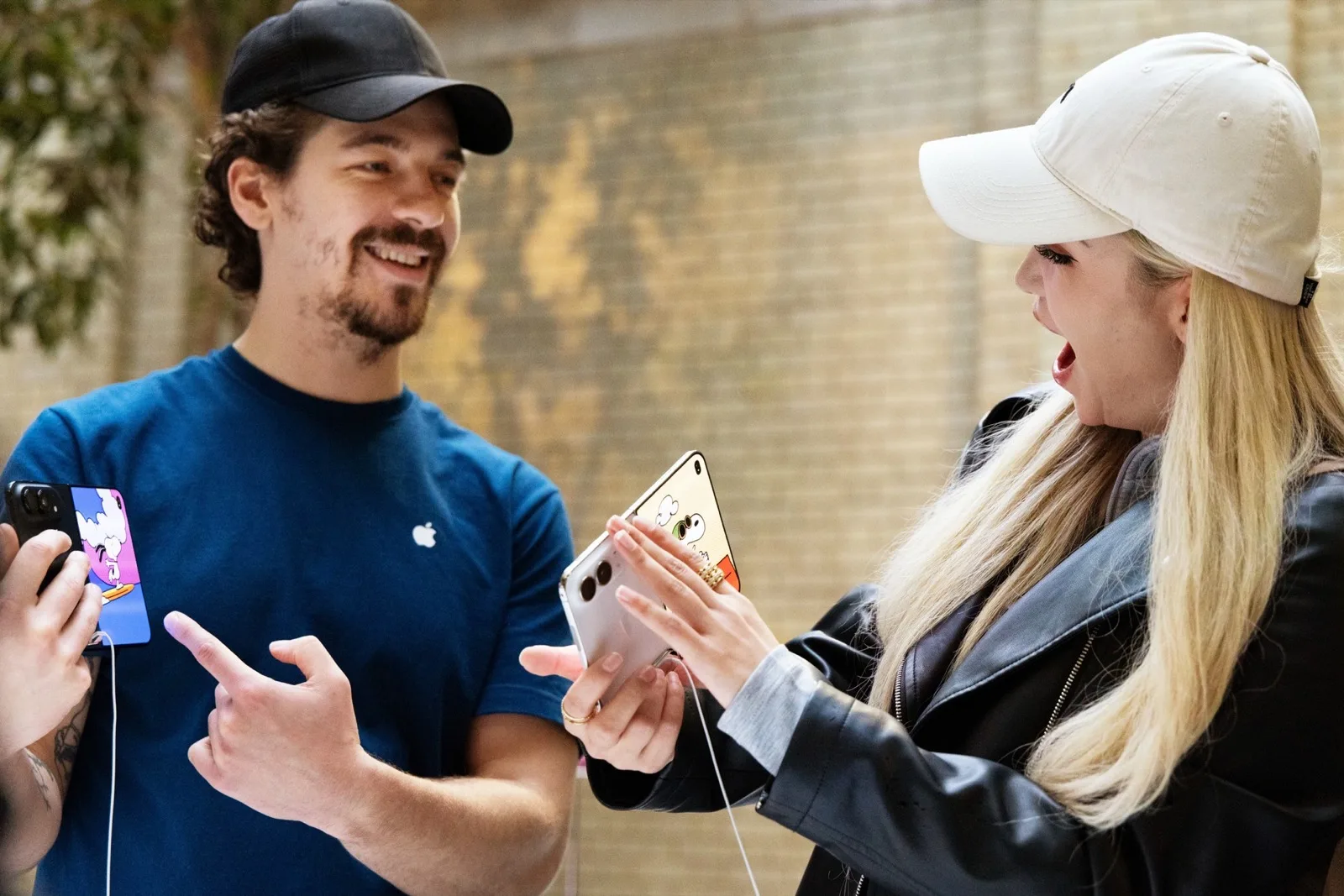 Funcionário da Apple Store conversando com uma cliente que segura um iPhone Duo na loja de Covent Garden, em Londres