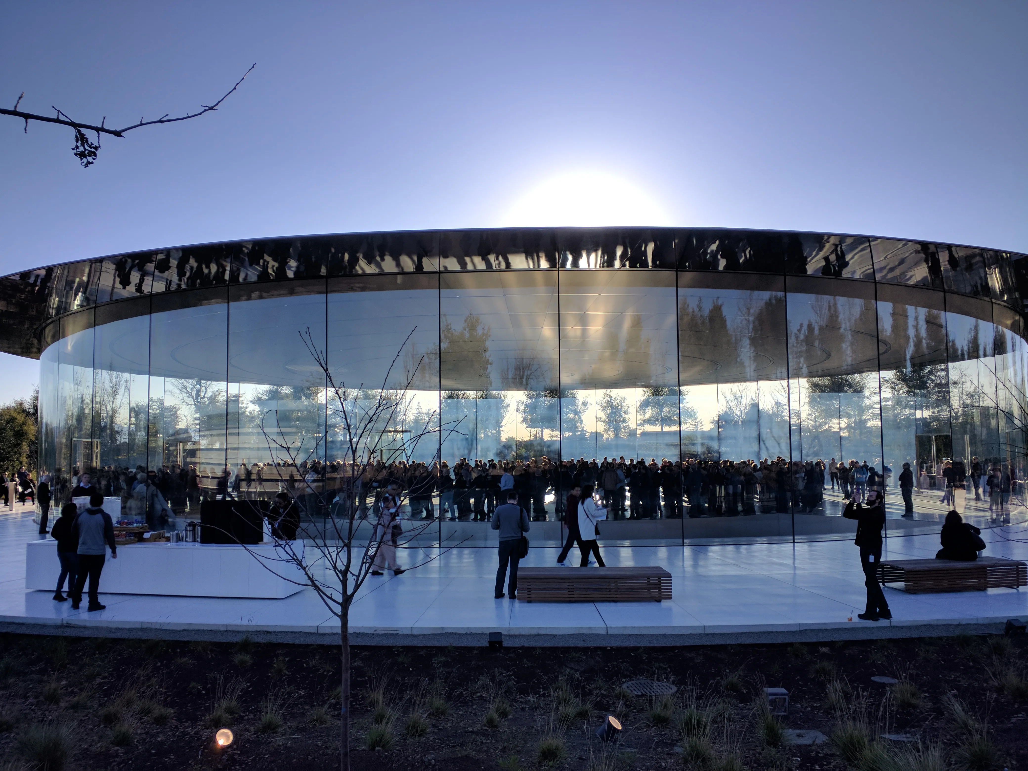 Steve Jobs Theater, no campus Apple Park, onde a Apple costuma realizar seus eventos de lançamento