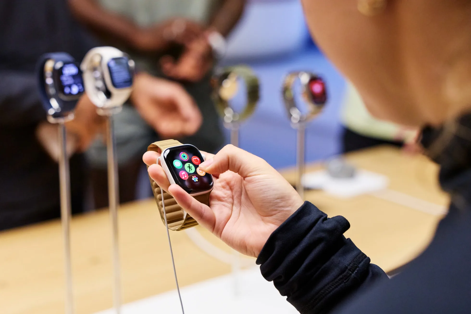 Cliente experimenta o Apple Watch Série 12 numa loja da Apple em Londres