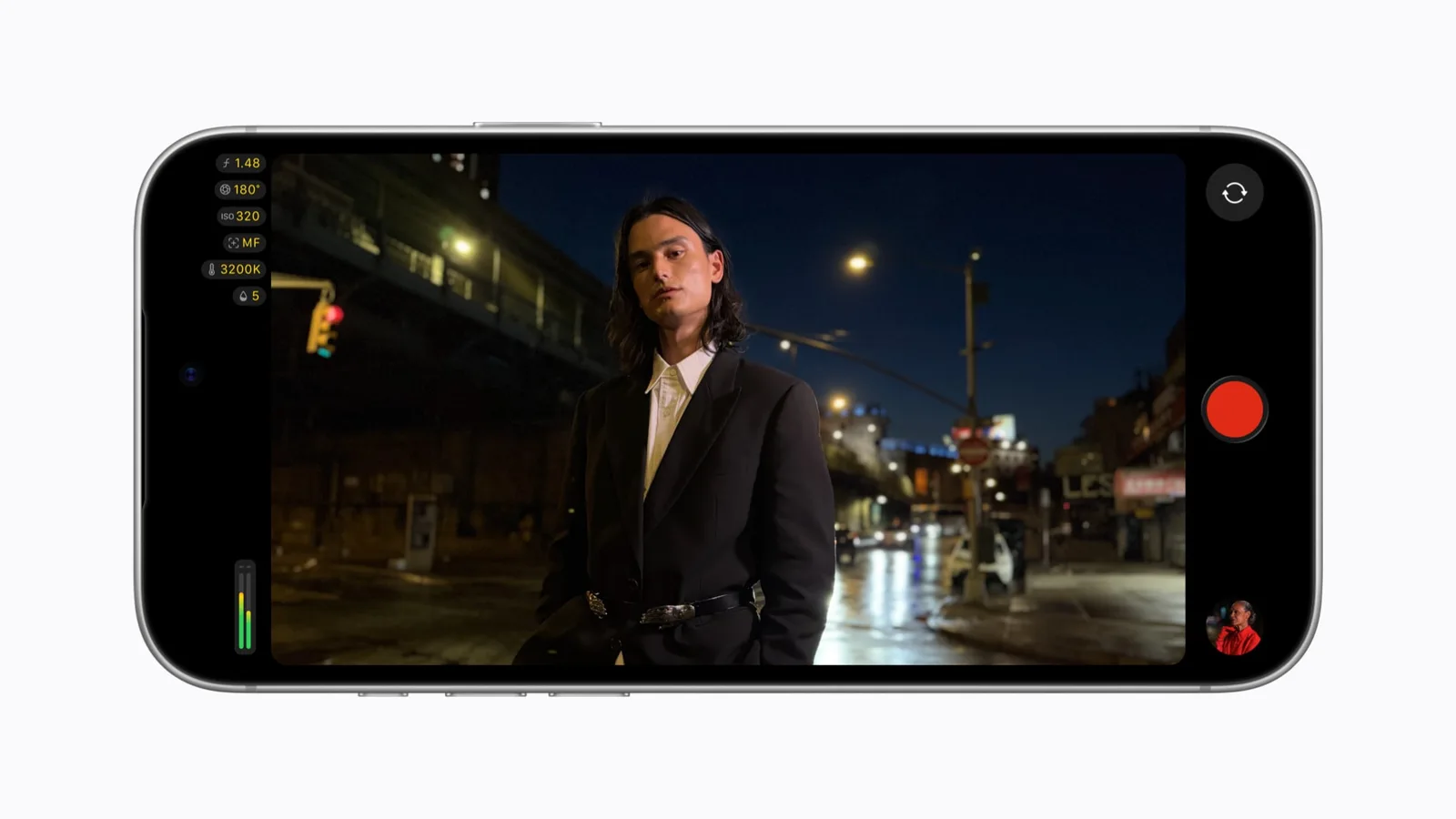 iPhone 18 Pro filmando uma pessoa à noite no Final Cut Camera, com abertura, obturador e ISO na tela