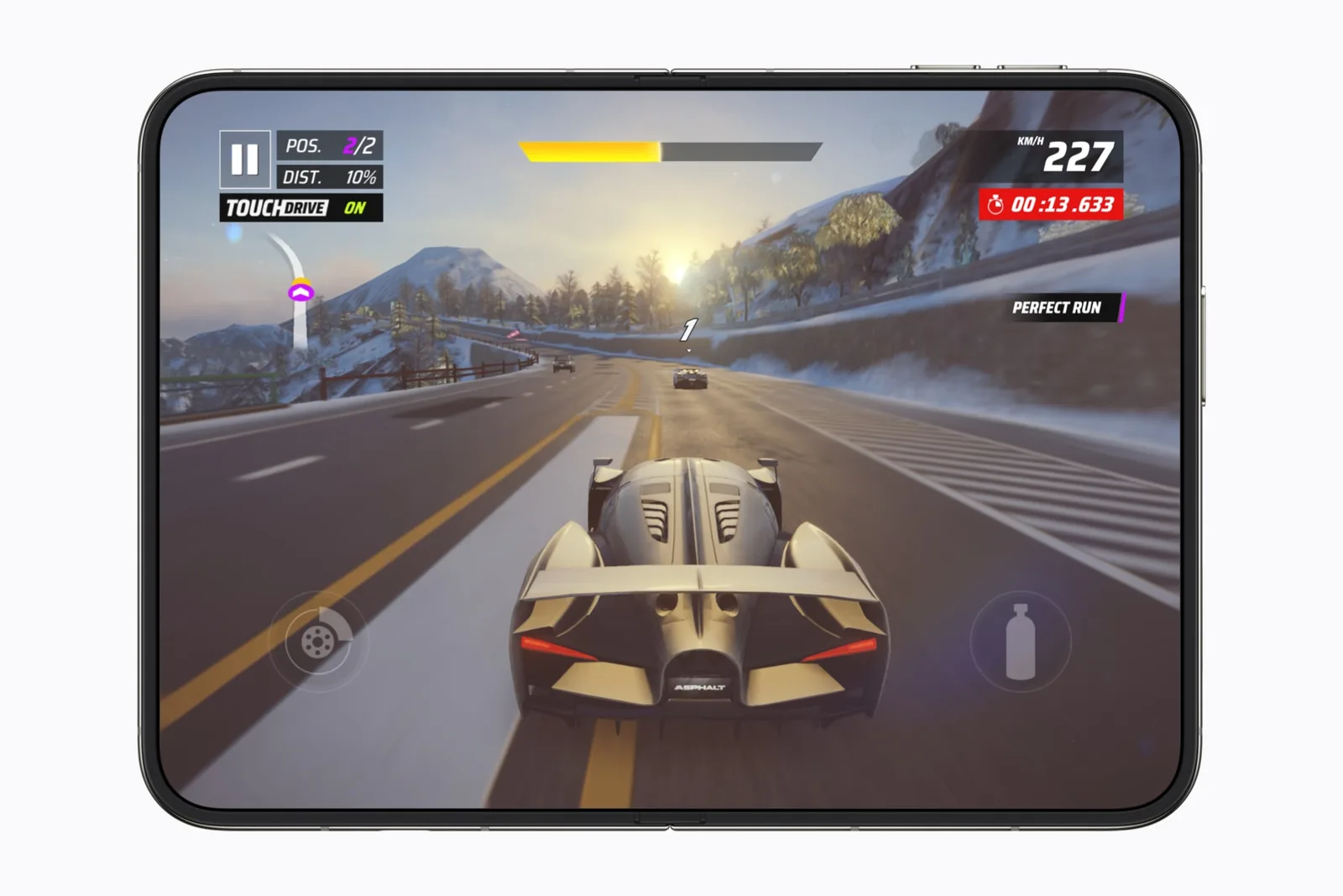 Jogo de corrida Asphalt Legends rodando na tela interna aberta do iPhone Duo