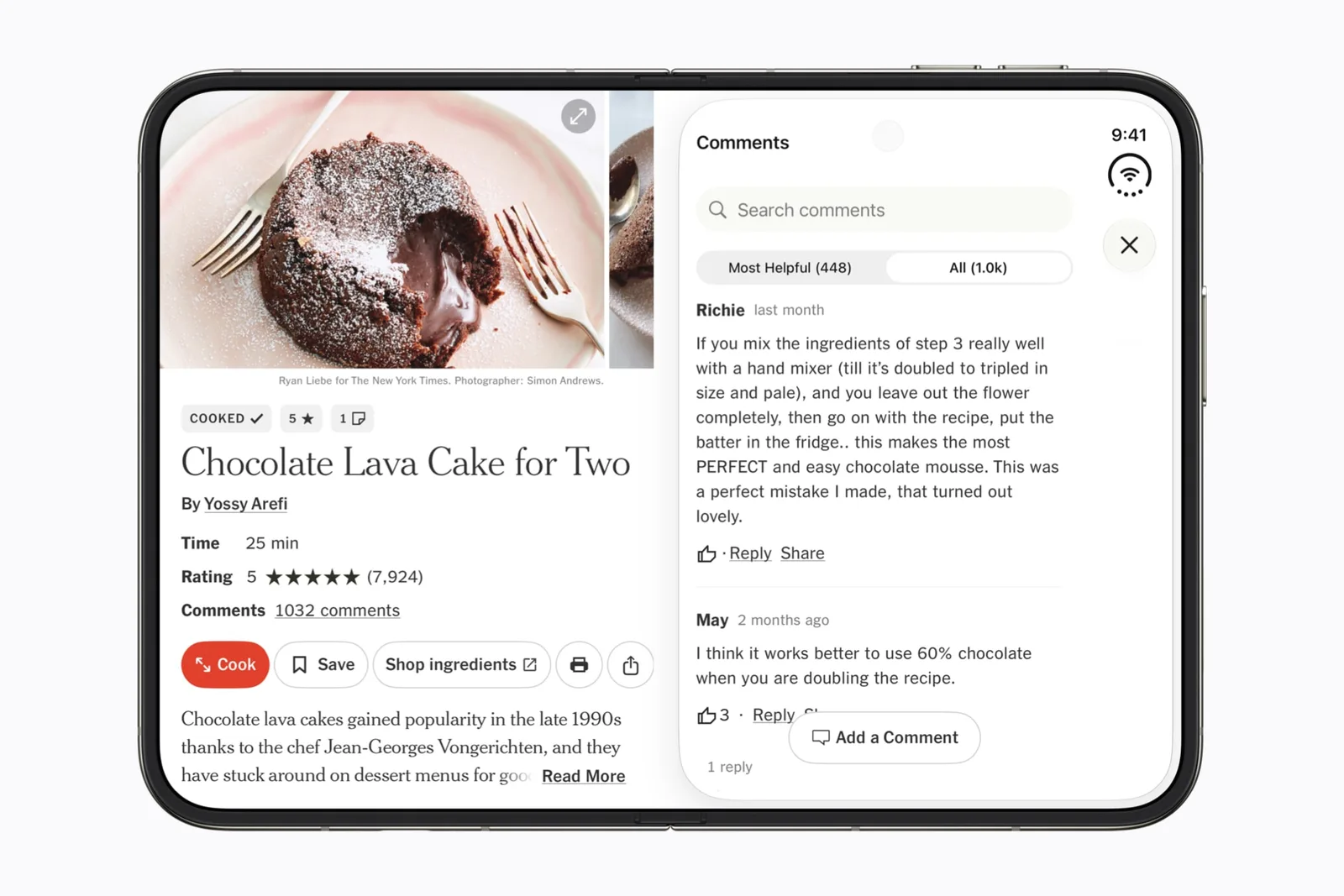 iPhone Duo apoiado meio dobrado sobre uma bancada com uma receita do NYT Cooking na tela