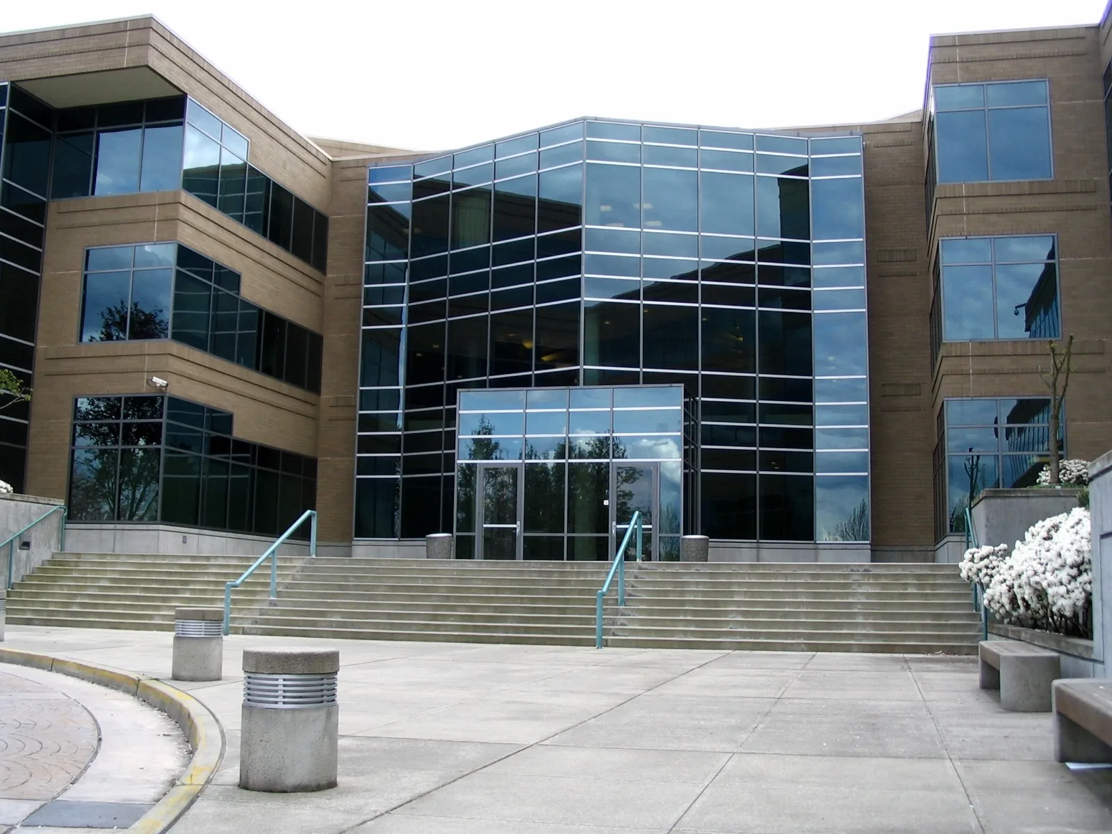 Fachada de vidro e tijolo de um prédio do campus da Microsoft em Redmond, nos Estados Unidos