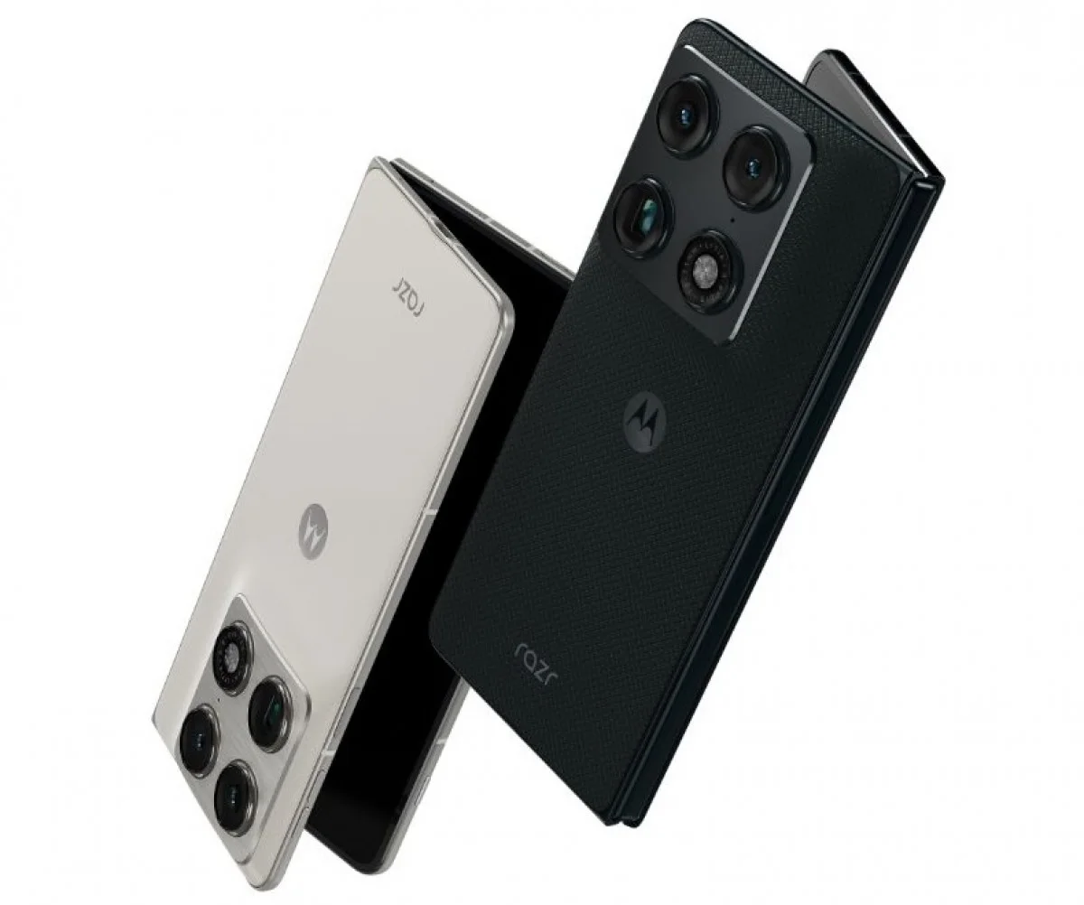 Motorola Razr Fold em duas cores, prata e preto, mostrado em ângulo com a câmera traseira em destaque