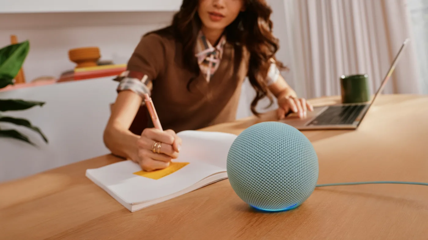 Novo Echo Dot sobre uma mesa de trabalho