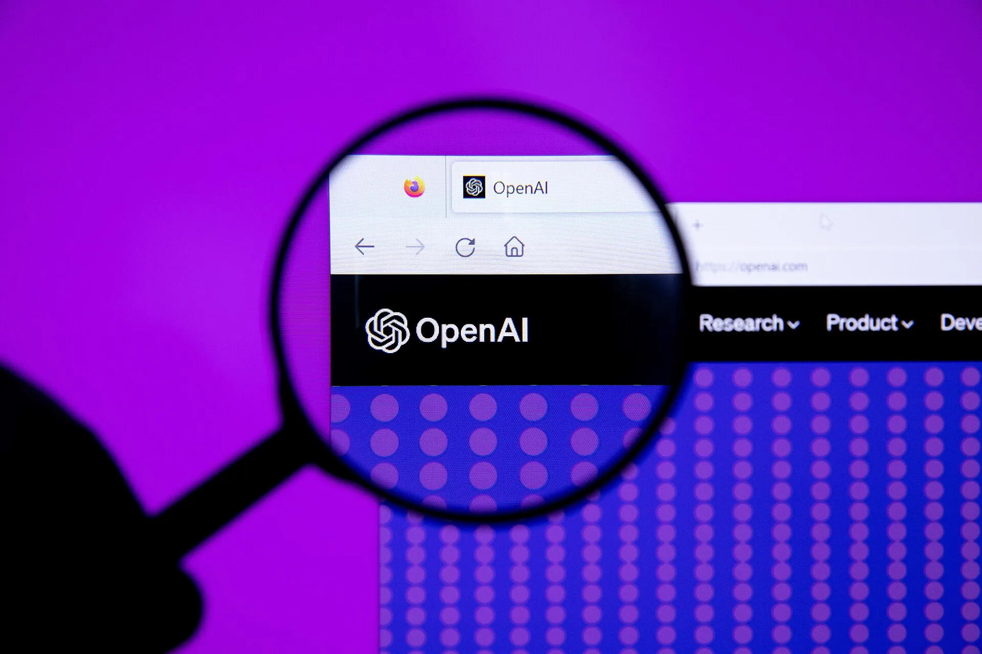 Lupa sobre o logotipo da OpenAI na página inicial do site da empresa