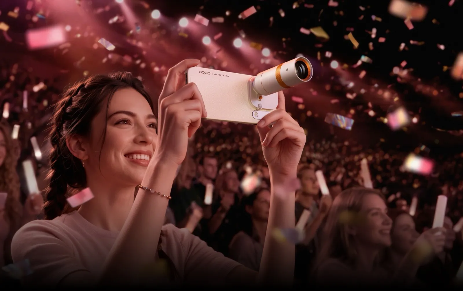 Mulher fotografando um show com o Find X10 Pro Max e o teleconversor Hasselblad acoplado