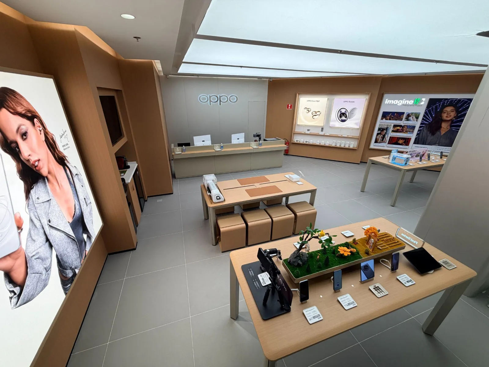 Interior da loja da OPPO no Shopping Interlagos, com mesas de celulares em exposição e o logotipo da marca ao fundo