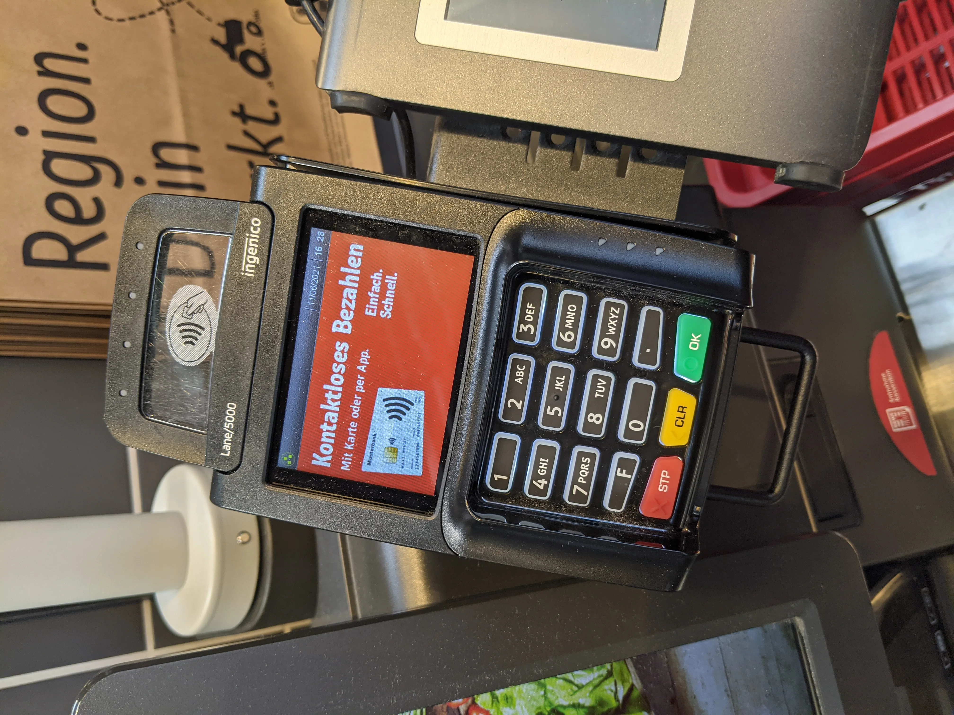 Terminal de pagamento por cartão, ilustrando a entrega de dado financeiro em uma compra