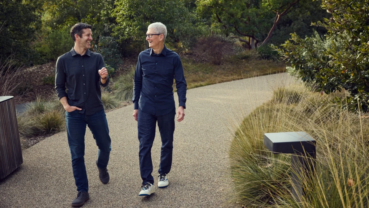 Tim Cook e John Ternus lado a lado na Apple Park