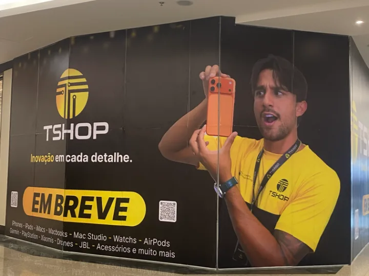 Tapume da futura loja da Thiago Imports no Taguatinga Shopping, com o aviso Em breve